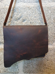 Saccoche besace artisanal en cuir marron fonce marbre
